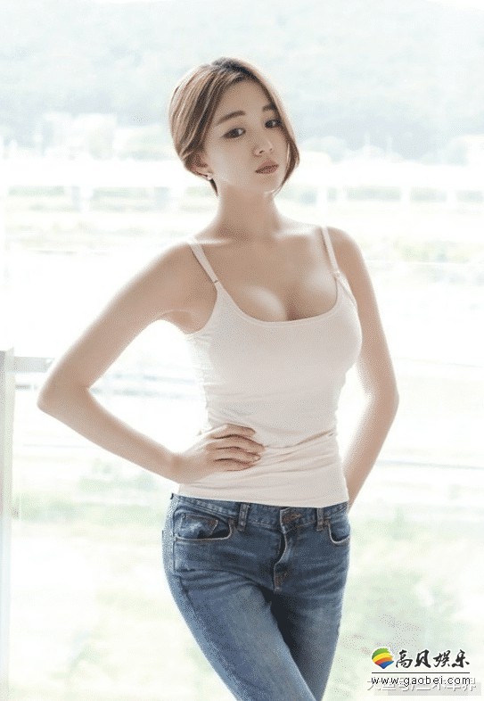 穿白色吊带漂亮小姐姐：美女身材万里挑一的百搭身材！不愧是最经典搭配