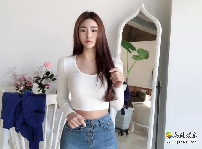 小女人味道美眉白色衬衫＋复古蓝色CP：白上衣和蓝牛仔裤非常简单自然