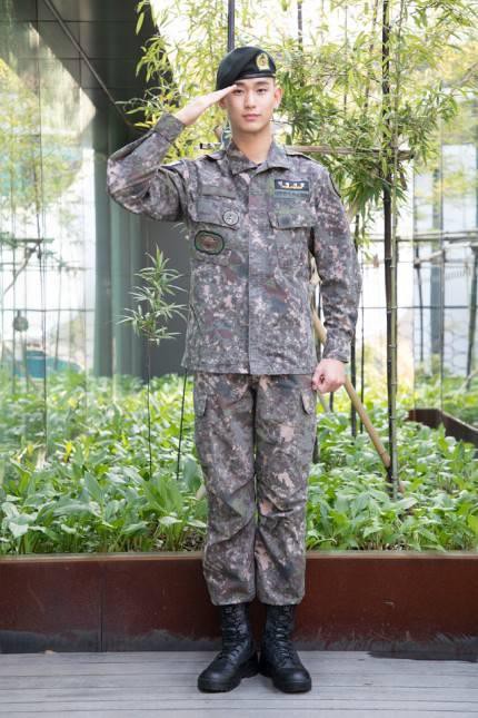 据韩媒报道：金秀贤将于7月1号退伍！​​​​同时曝光了他的军装造型正式照片