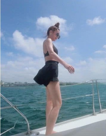 杨丞琳微博晒出游艇上拍摄泳装照：并称自己身材并没照片中看上去那么好