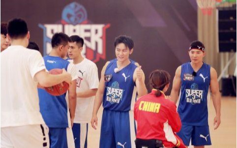 李晨晒出一组图片：是他参观中国女子轮椅篮球队，并在场上参加训练照片