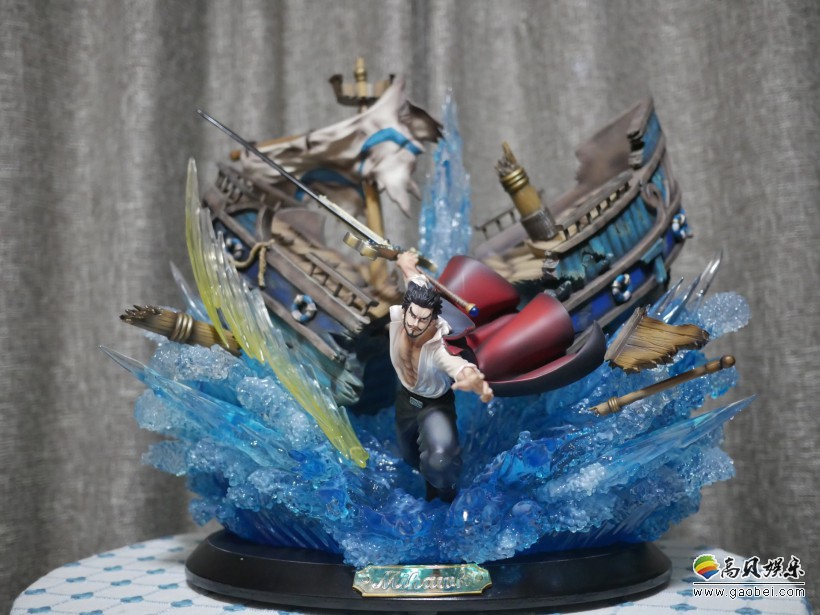 《海贼王》鹰眼米霍克激战雕像公开：一剑就将战船劈开！展现无比霸气