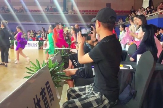 网友偶遇文章带女儿现身上海舞蹈比赛现场：他全程在舞台边观看女儿跳舞