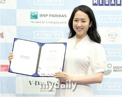 韩国女艺人金敏贞作为形象大使出席第21届首尔国际女性电影节新闻发布会