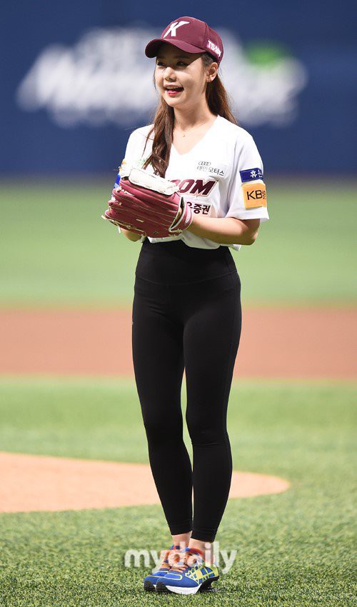 韩国女歌手宋河艺担任棒球比赛开球嘉宾：举手投足间，尽显专业选手姿态