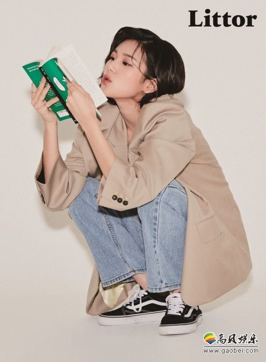 韩国女歌手金敏书为某时尚杂志拍摄宣传照：文静之中透露出俏丽女性气场