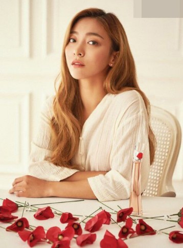 韩国女歌手Luna：近日为某杂志最新一期拍摄了一组以香水作为主题的照片