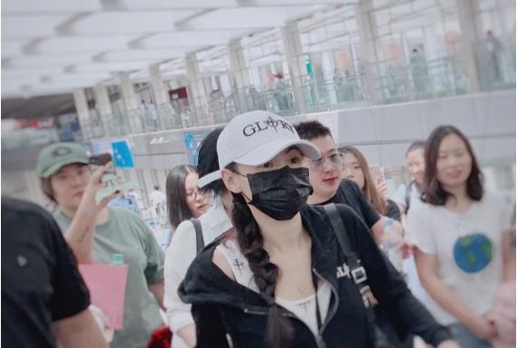 张柏芝现身北京机场，她装扮随意身材气质出众，推行李赶路毫无明星架子