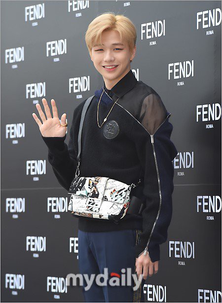 姜丹尼尔在首尔出席某服装品牌的宣传推广活动，时尚型男打扮hold住全场