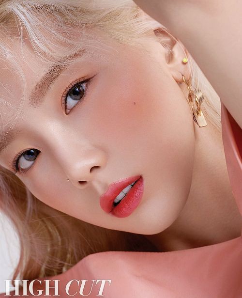 韩国女艺人泰妍最新杂志写真网上曝光，金发红唇精致脸庞，女神级别容颜