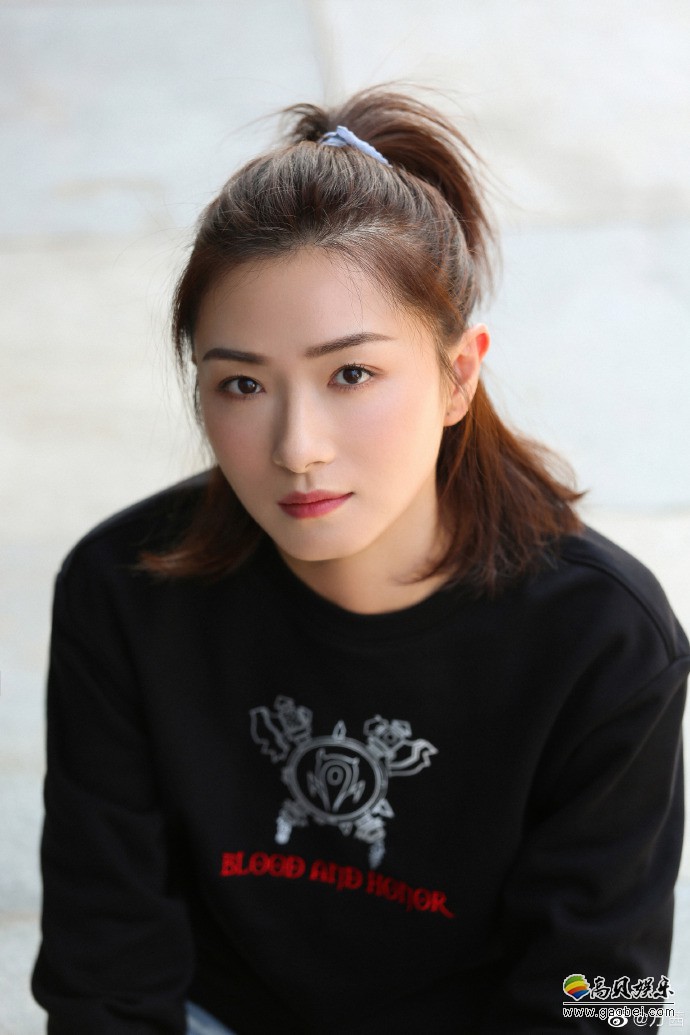 《魔兽世界》老玩家,女演员万茜晒出穿主题卫衣照片,自曝"部落女孩"