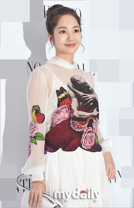 朴敏英首尔出席了某服装品牌举行的宣传活动，透明白色个性纱裙惊艳全场
