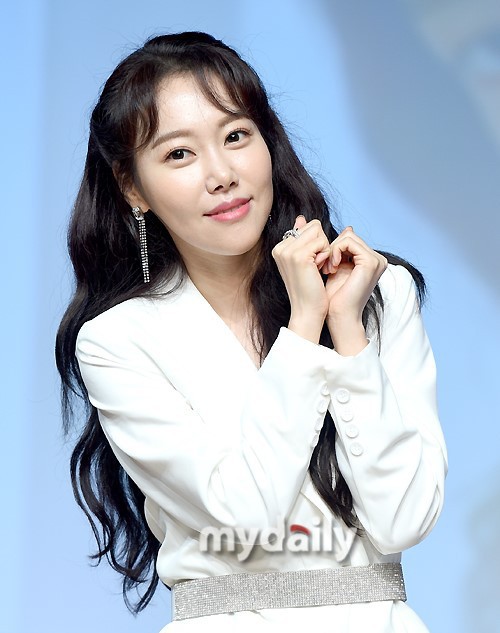 韩国女歌手Yeo-Eun举行新单曲发布会，身穿白色连衣套裙，展现大方气质