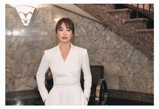 宋慧乔出席美国时装品牌2019年秋季时装周，白色连体裤散干练优雅的魅力