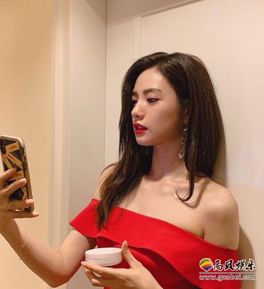 韩国女艺人Nana在社交网站发布了近照，红色礼服连衣裙，整体气质高雅