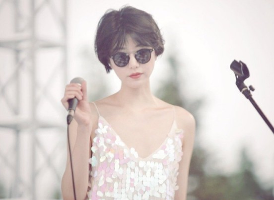 李亚鹏女友音乐节近照，戴着墨镜、穿着亮片吊带裙在台上唱歌，非常漂亮