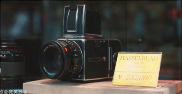 《说好不哭》新歌MV女主角送男主角哈苏相机，这次又带动相机的搜索量