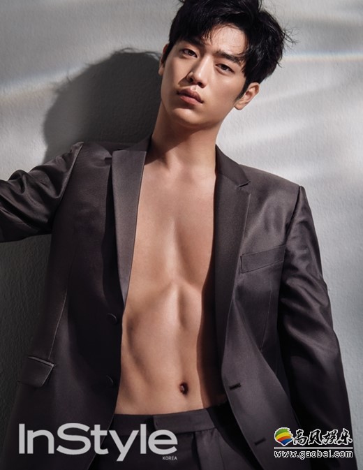 徐康俊受邀为某杂志最新一期拍摄一组时装照，彰显韩式熟男的优雅与风采
