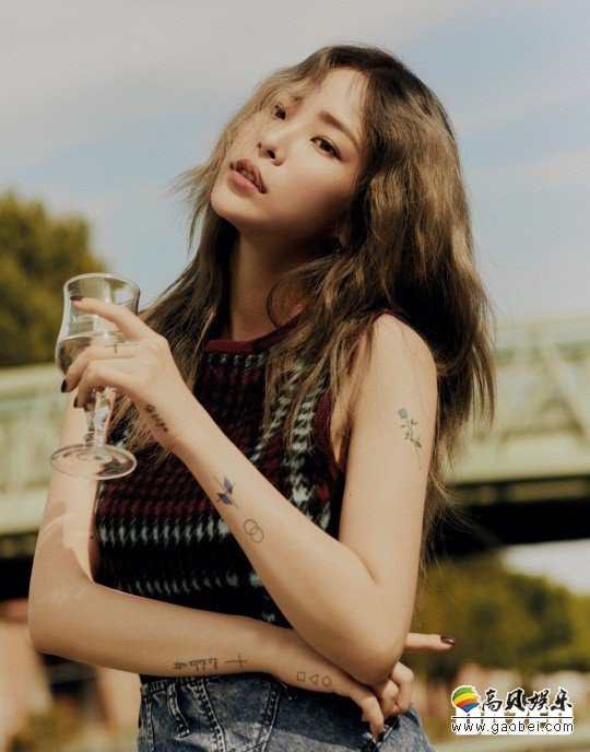 韩国女歌手Heize在巴黎街头拍摄杂志写真，独特慵懒风格体现的淋漓尽致