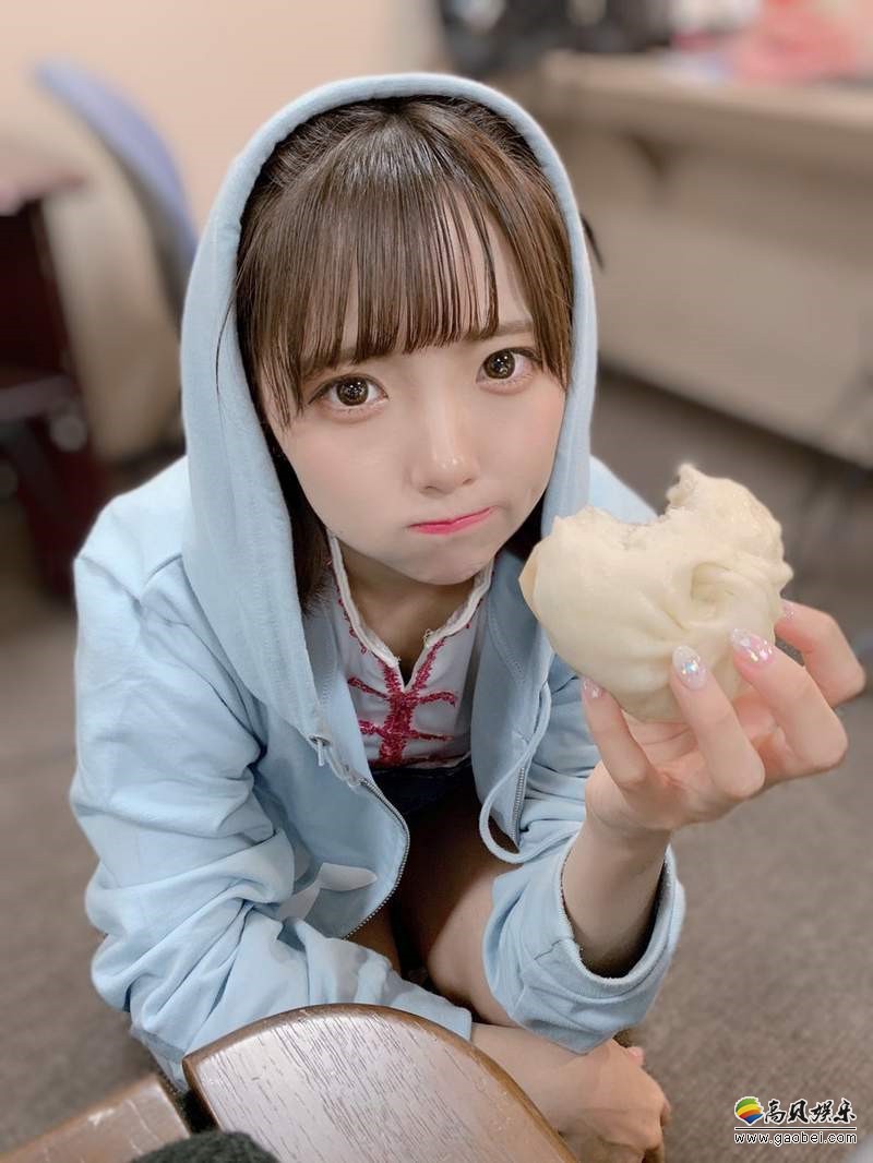 日本偶像妹纸福山梨乃晒出她吃包子照片！大大眼睛配上吃包子的可爱表情