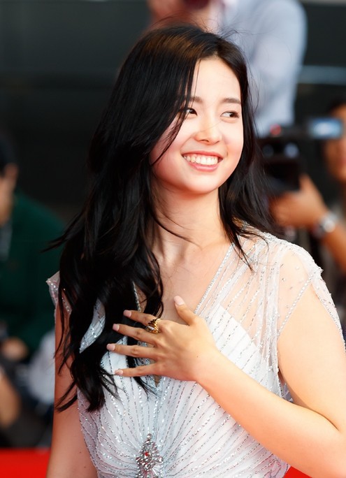 第24届釜山电影节开幕红毯，韩国小姐冠军金世妍现身红毯，笑容甜美可人