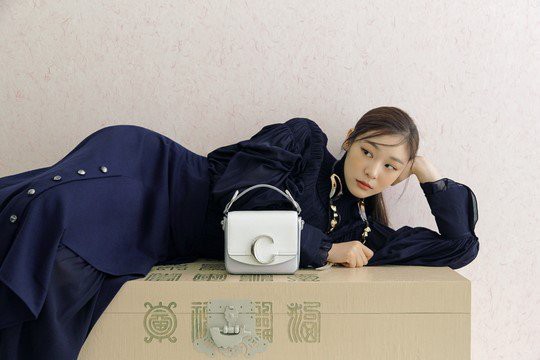 金妍儿近日为代言品牌拍摄一组最新宣传照，展示出她平时难得的恬静之美
