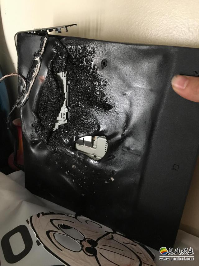 近日reddit网友发布一张自己烧焦的PS4游戏机的照片，并且表示它还能用