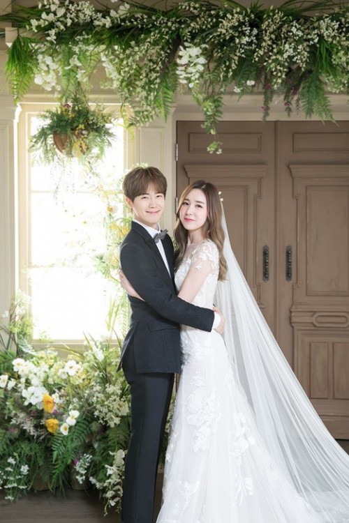 韩国女艺人简美妍与未婚夫黄保罗的婚纱照首次曝光,吸引媒体与粉丝