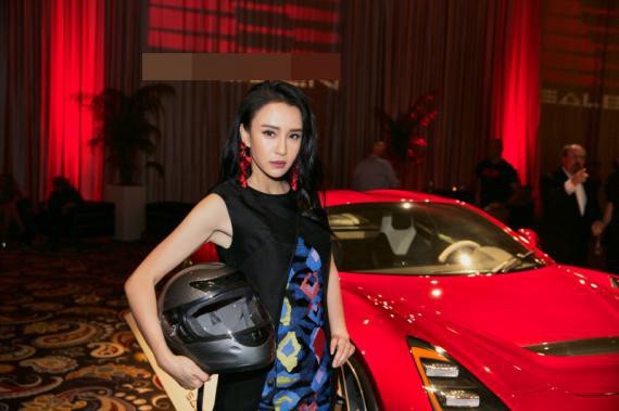 母其弥雅在综艺《中国赛车手》展示出了高超的驾驶技术和无畏的冒险精神