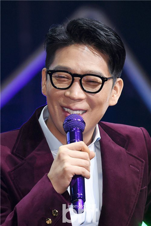 韩国歌手MC梦在首尔广津区举行其新专辑《CHANNEL8》发行纪念音乐会