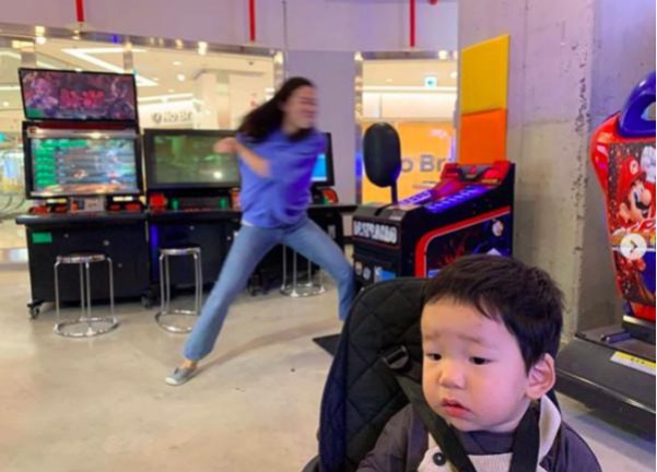 韩国女星李美度分享她与儿子日常生活！崩溃到狂砸游戏机，引发网友热议