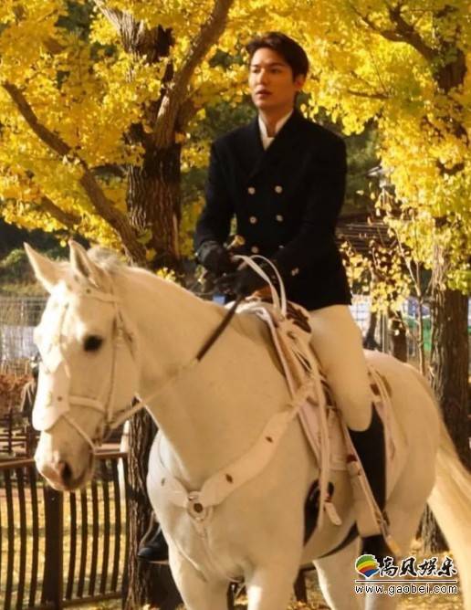新剧《The King：永远的君主》将于2020年播出，李敏镐深情款款骑白马