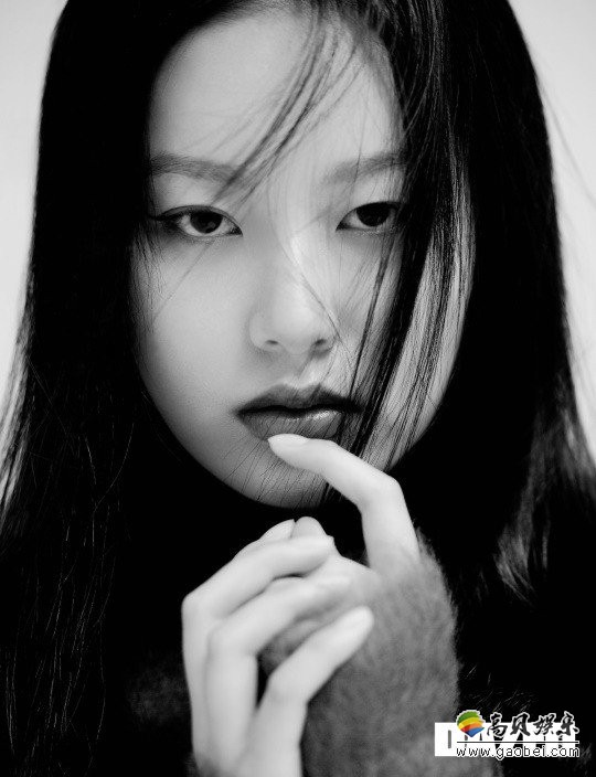 韩国女艺人朴宥娜为某杂志最新一期拍摄一组写真，另类冷峻风格扑面而来