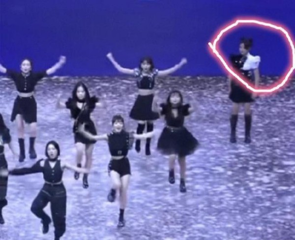 《超新星运动会》开幕式舞蹈表演，有网友指出杨超越划水，舞蹈动作敷衍