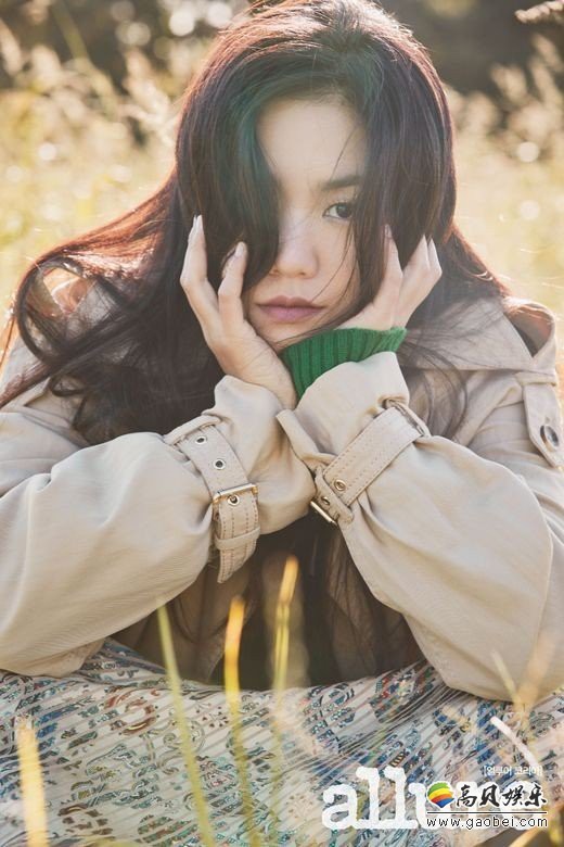 李雪最新杂志写真照曝光，吸引广大粉丝目光，韩式美女清纯秋日气息浓重