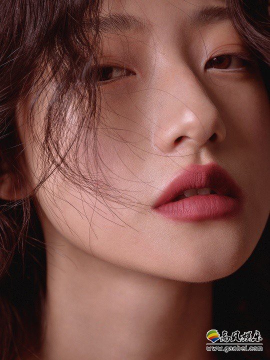 韩国女模特卢英珠为某杂志最新一期拍摄写真她的另类个性风格表露无遗