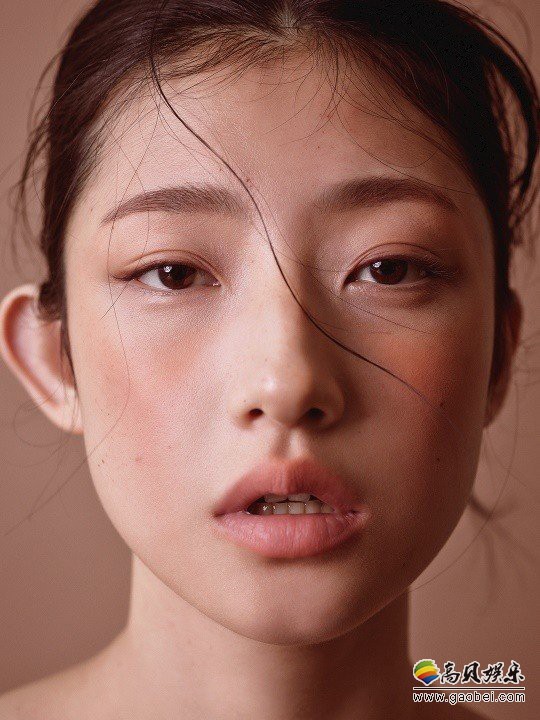 韩国女模特卢英珠为某杂志最新一期拍摄写真她的另类个性风格表露无遗