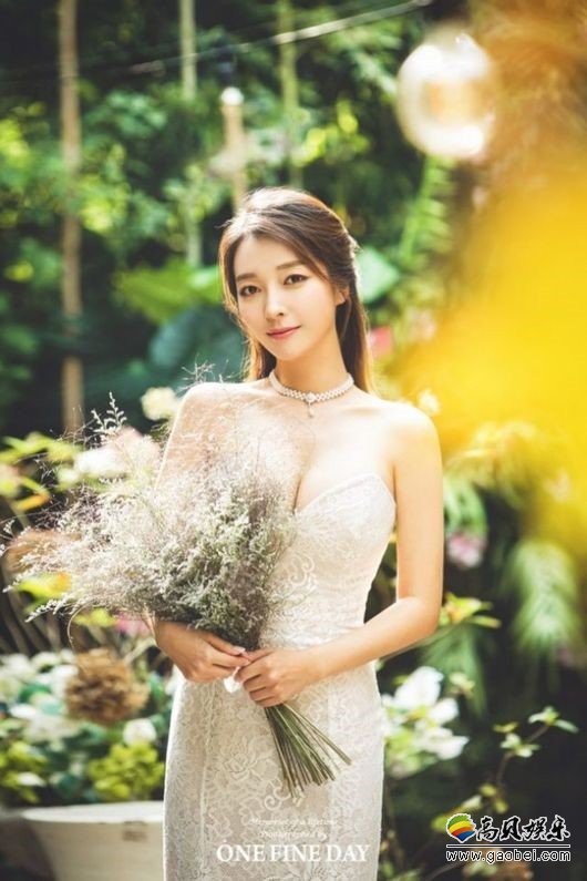 将于本月23日举行婚礼的韩国女艺人李相美公布与未婚夫一同拍摄的婚纱照