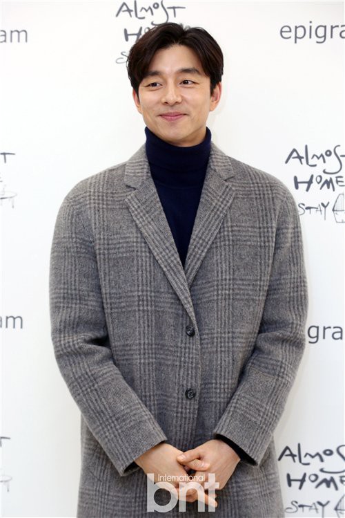 人气演员孔刘首尔中区退溪路出席某品牌活动，简约外套打造冬季男友风格