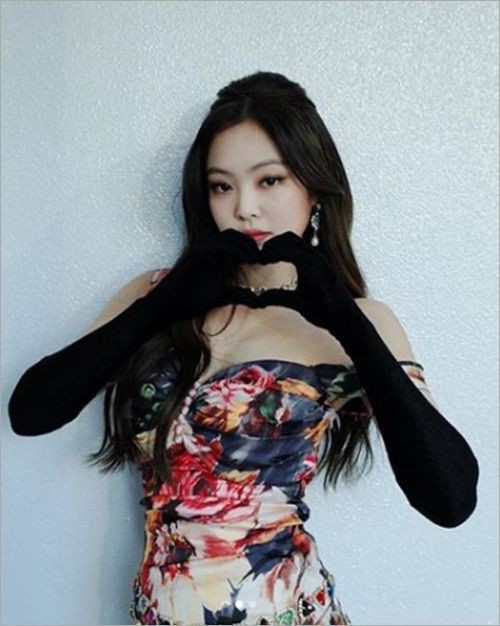 17 2019年12月 韩国女团blackpink成员jennie,近日在个人sns陆续发布