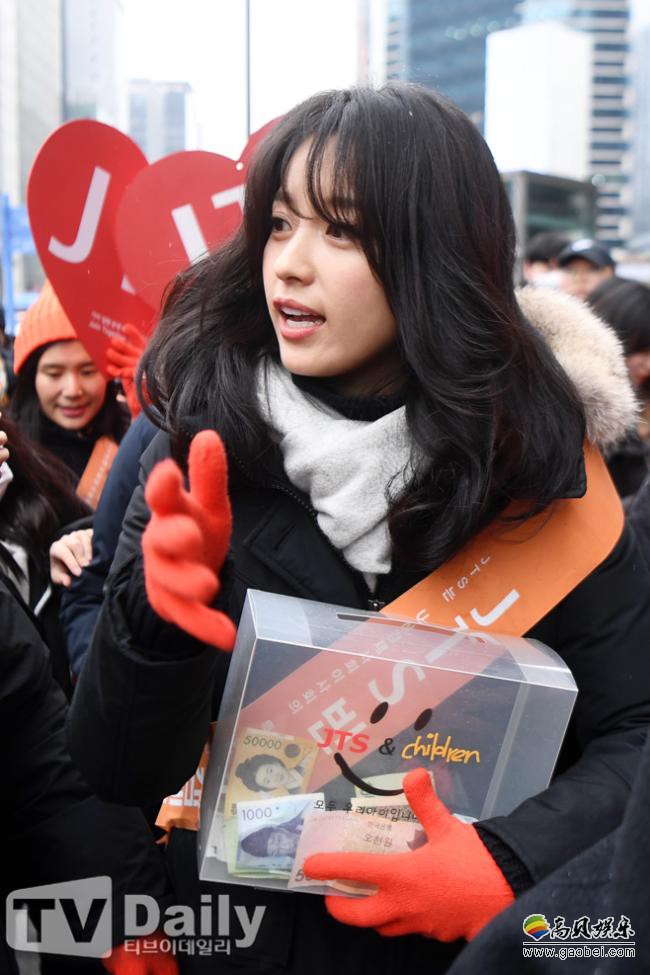 女演员韩志旼,韩孝周出席「jts街头募捐」活动,所到之