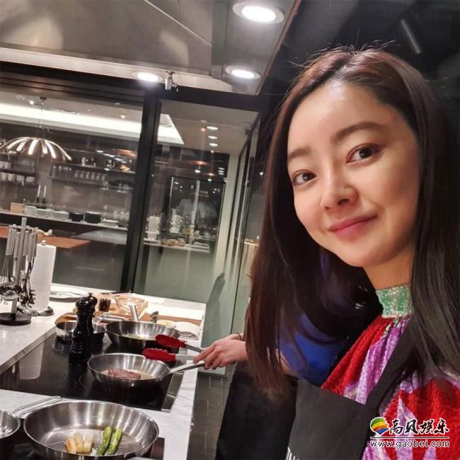 徐孝琳所属社公开她穿著婚纱与郑明浩婚礼现场照祝贺两人组成美好家庭