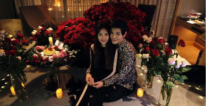 向佐发文庆祝与郭碧婷恋爱一周年，两人坐在玫瑰花里，亲密拥抱相互对视
