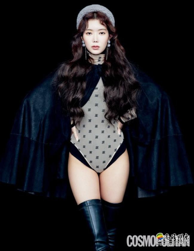 林秀香为某杂志新年第一期拍摄时装写真集，深邃的背景透露出女王范气场