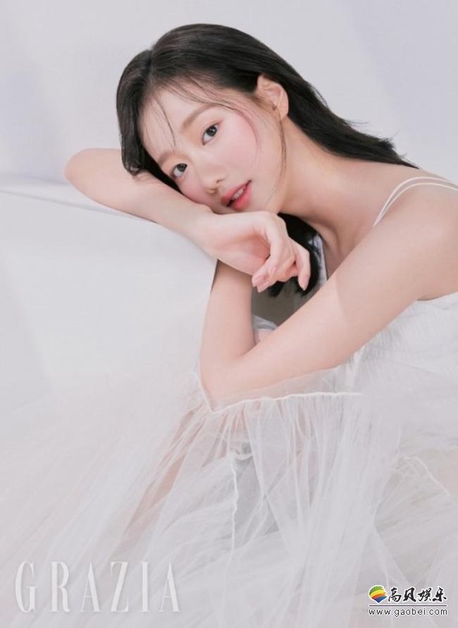 april成员李娜恩最新杂志写真近日曝光,纯白基调气质吸引了众多粉丝