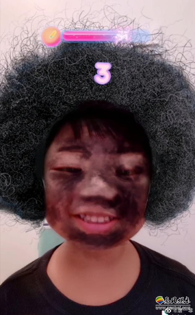 唐一菲上传儿子搞怪爆炸头滤镜照片!发文"你们说的我皮都痒,蹭热度"
