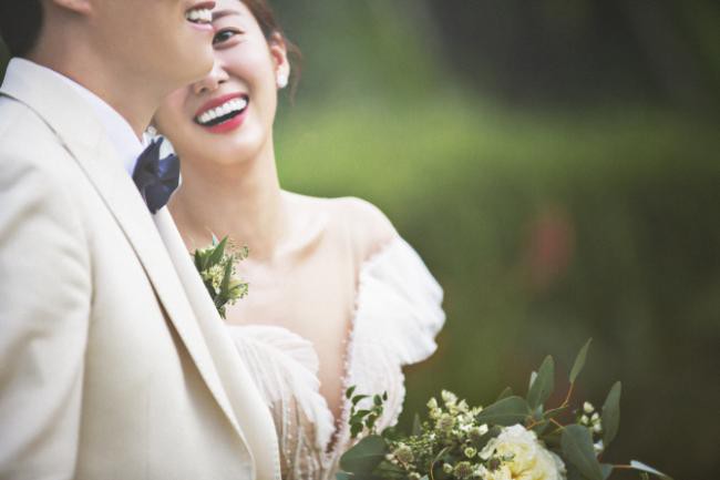 happymarried公开全慧彬峇里岛婚纱照身穿白色婚纱展现出美丽姿态