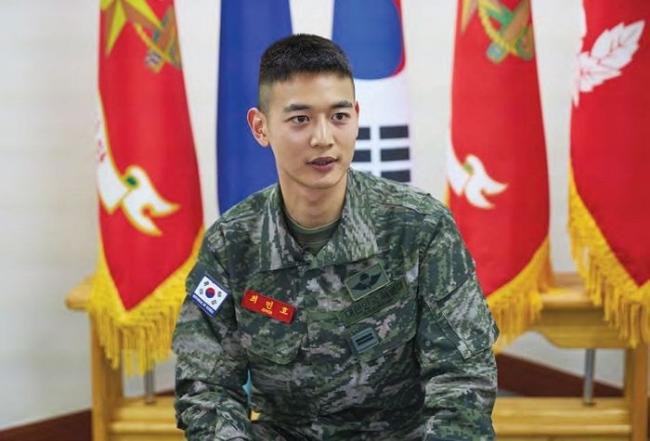 韩国兵务厅军人杂志公开shinee珉豪服兵役模样,帅到就像在拍写真大片