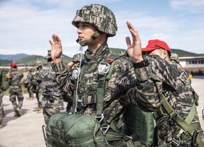韩国兵务厅军人杂志公开shinee珉豪服兵役模样,帅到就像在拍写真大片