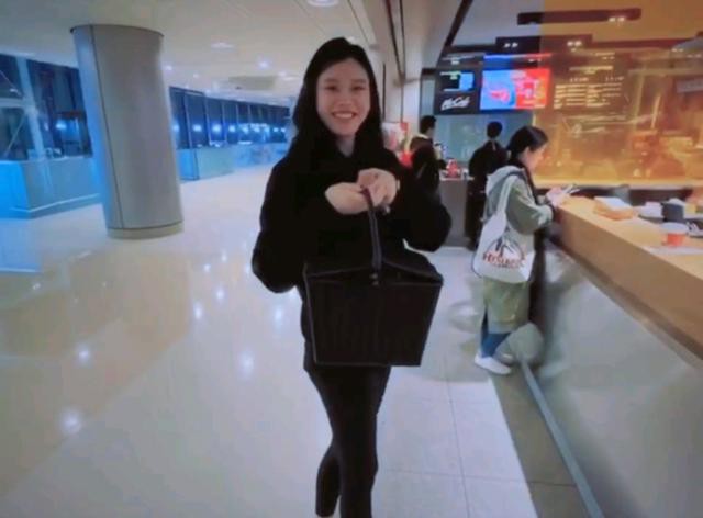 奚梦瑶分享视频，她穿着黑色九分紧身打底裤和宽松上衣，提着篮子买食物